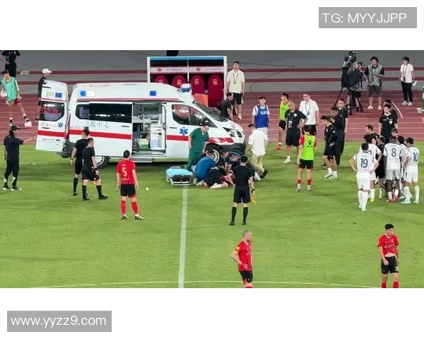 足球球星赛场外嗑瓜子引发热议 网友调侃:职业运动员的新休闲方式 足球球星赛场外嗑瓜子引发热议 网友调侃:职业运动员的新休闲方式